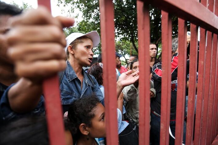 Drama: venezuelanos aguardam vagas em abrigos para refugiados em Boa Vista