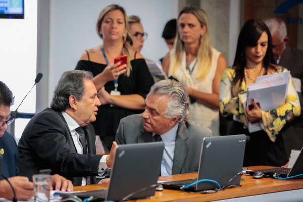 Senadores Moka e Caiado, presidente da Subcomissão sobre Doenças Raras e relator do projeto