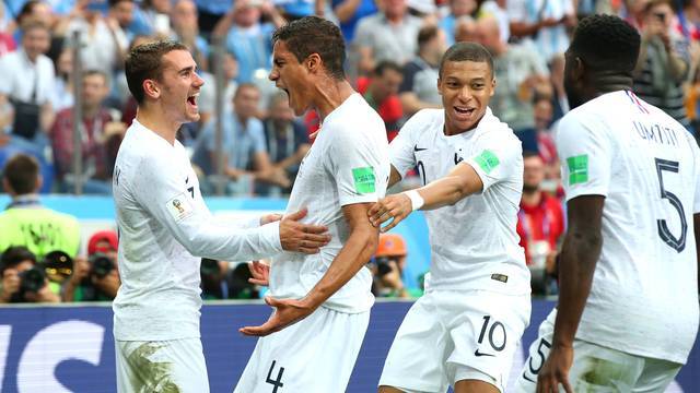 ogadores da França comemoram gol de Varane contra o Uruguai