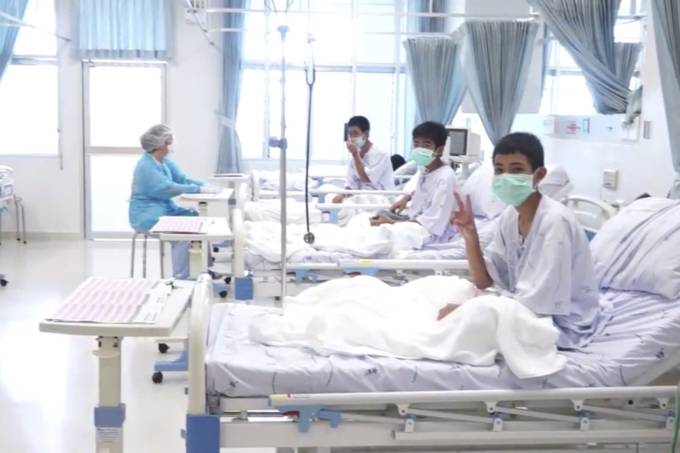 Imagem divulgada pelo Departamento de Relações Públicas do governo tailandês (PRD) e pelo escritório do porta-voz do governo mostra membros do time de futebol "Javalis Selvagens' sendo tratados em um hospital em Chiang Rai, norte da Tailândia