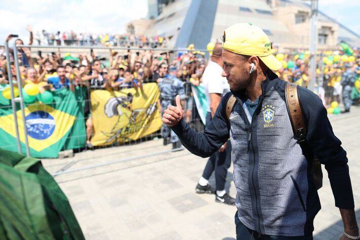 Neymar camisa 10 da seleção em sua chegada a Kazan.