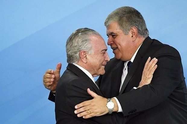 Marun abraça Temer em ato político em Brasília