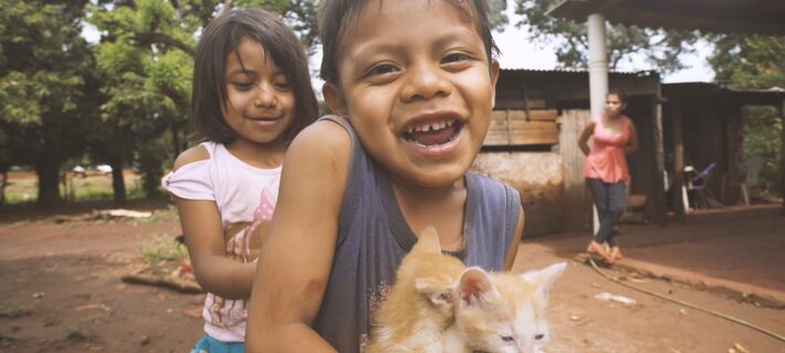 Crianças indígenas da etnia Guarani-Kaiowá