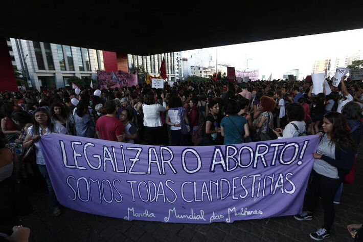 Diversos órgãos e convenções internacionais indicam que o aborto é direito humano da mulher e que, enquanto não for regularizado, seus direitos fundamentais à vida, à integridade psíquica e à saúde são prejudicados