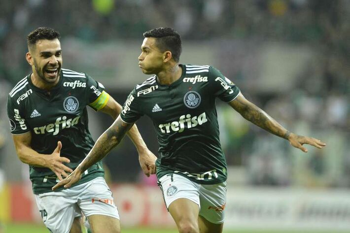 Dudu, do Palmeiras, comemora seu gol, marcado diante do Colo-Colo