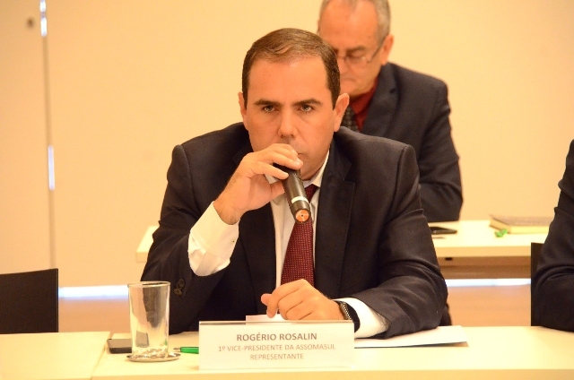 O prefeito de Figueirão, Rogério Rosalin, vice-presidente da Assomasu