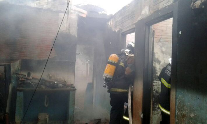 Casa foi consumida pelas chamas Foto Divulgação/Bombeiros