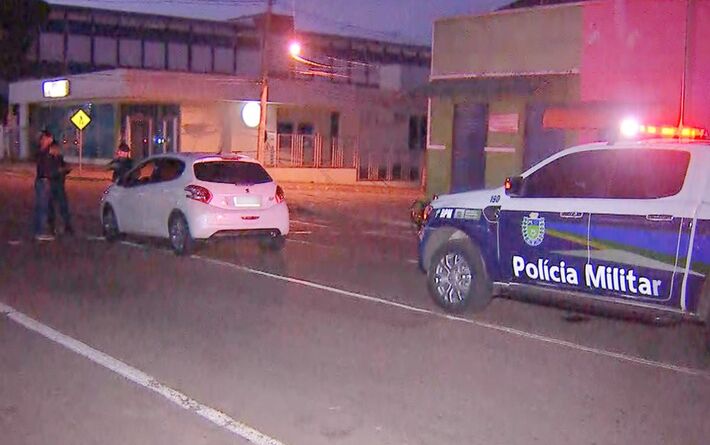 Momento em que equipe da PM faz a abordagem a motorista bêbado que dormiu com o carro ligado parado na meio da rua em frente a Santa Casa de Campo Grande, nesta sexta-feira (16)