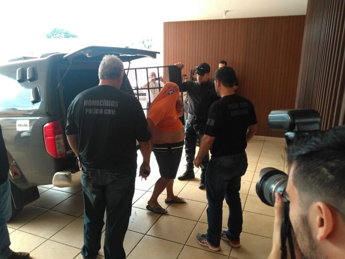 Policiais civis levam homem detido na operação Luz da Infância 3 a delegacia em Campo Grande