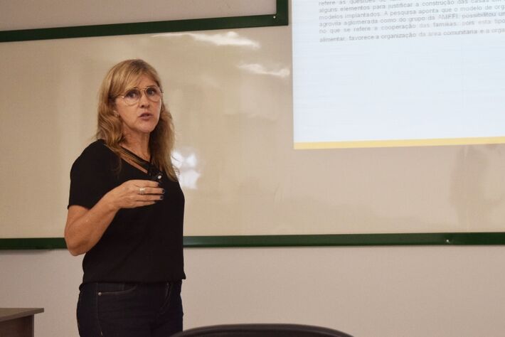 Milene Santos Estrella apresentou tese desenvolvida à banca avaliadora na sala de defesa do bloco D