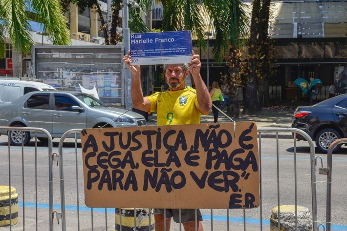 Protesto contra a morte da vereadora Marielle Franco em frente da Assembleia Legislativa no Rio de Janero (RJ), onde ocorre a posse dos novos deputados nesta sexta-feira (01)
