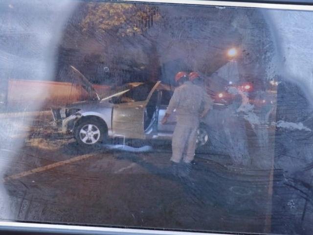 Vítima morreu ma hora; carro depois de desvirado e bombeiros que foram chamados para socorrer a moça