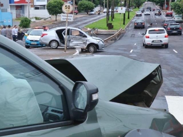 Acidente ocorreu no cruzamento da Rua Rio Grande do Sul com Avenida Mato Grosso.