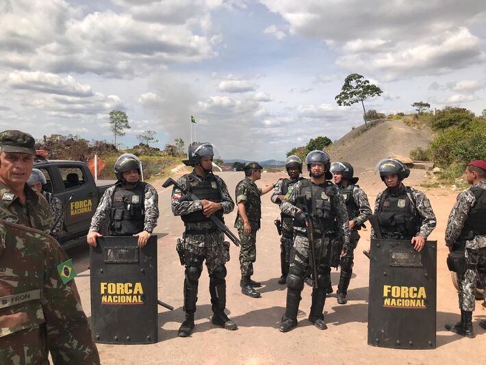 orça Nacional isola manifestantes venezuelanos após confronto na fronteira com o Brasil