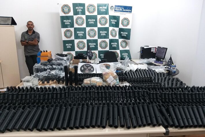 Policiais civis apresentam no Rio de Janeiro (RJ) um arsenal de armas desmontadas encontrada numa casa no Méier, que pertencem ao ex policial Ronnie Lessa