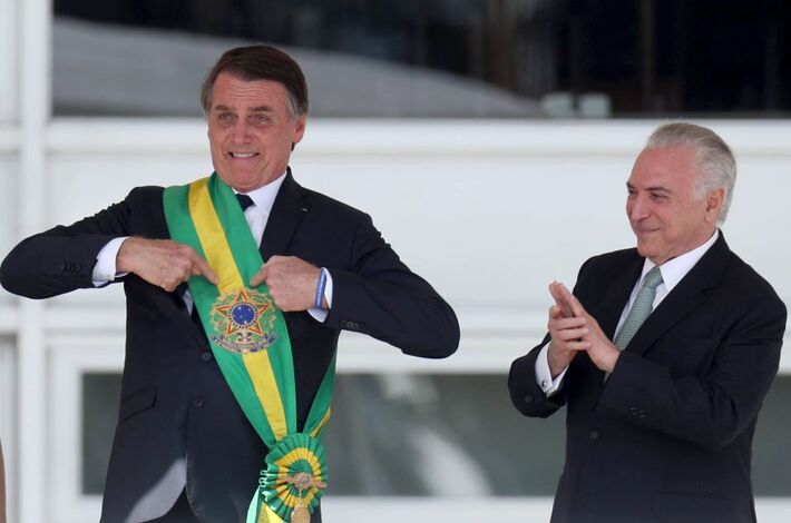 Imagem durante passagem da faixa presidencial. Ex-presidente Michel Temer e Jair Bolsonaro