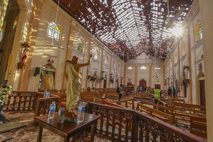 Serviço de segurança inspeciona no interior da igreja de São Sebastião, em Negombo, nesta segunda-feira (22). Ela foi um dos alvos dos ataques ocorridos no domingo de Páscoa, no Sri Lanka