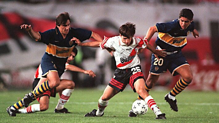 Julio César Toresani (centro) em campo com a camiseta do Boca Juniors em partida contra o River Plate em 1997
