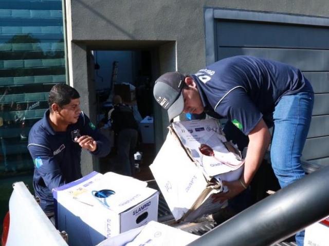 Policiais federais recolhem produtos eletrônicos contrabandeados em empresa na manhã de hoje