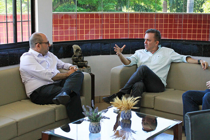 Reitor Marcelo Turine e deputado Vander durante reunião na UFMS