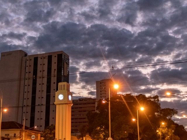 Sexta-feira amanheceu com céu nublado em Campo Grande