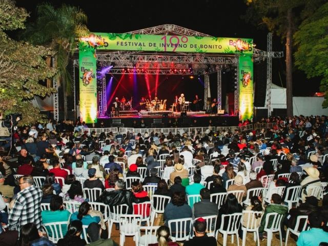 O público assistindo o show de Almir Sater e Renato Teixeira no Festival de Inverno de Bonito de 2018
