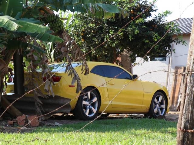 Carro usado na fuga de sobrinho que matou o tio foi encontrado em quintal de residência