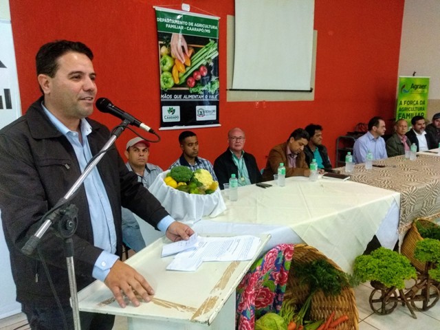Prefeito André Nezzi discursa em evento da prefeitura de Caarapó. Foto: dilermano Alves