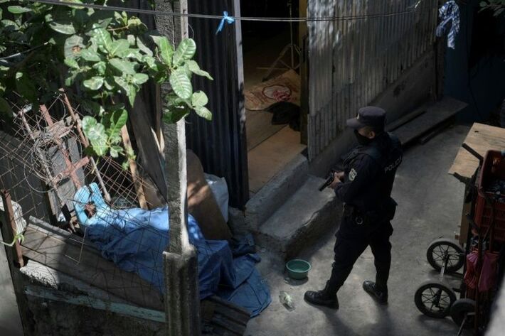 Policial patrulha bairro dominado pela gangue Mara Salvatrucha (MS-13), durante uma operação em 19 de janeiro de 2019 em San Salvador