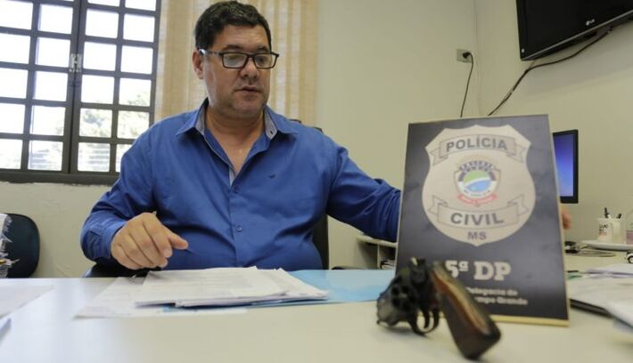 Delegado João Reis Belo mostra arma do crime