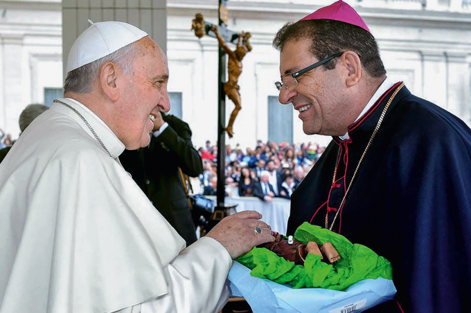 NO VATICANO - O bispo Vilson Dias de Oliveira com o papa Francisco em 2014: acusado de extorquir os pedófilos  (Diocese de Limeira/.)