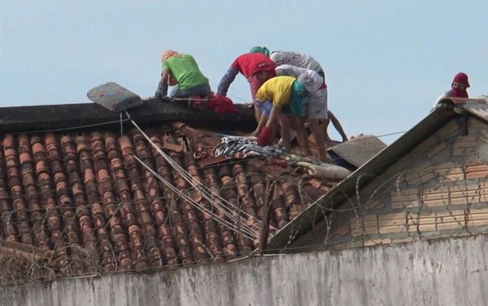. Presos caminham sobre telhado em presídio de Altamira, no Pará, durante massacre