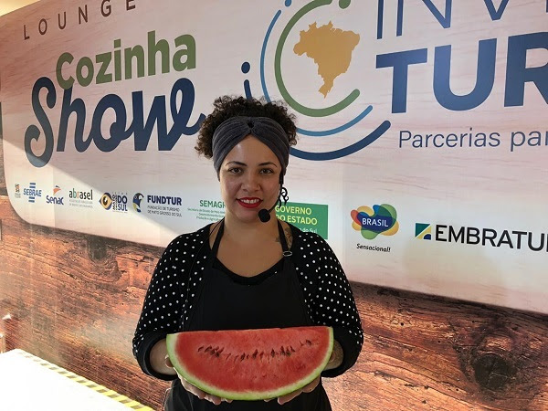 Chefe Ericka Coelho ensina receita de ceviche vegano de melancia com especiaria de guavira