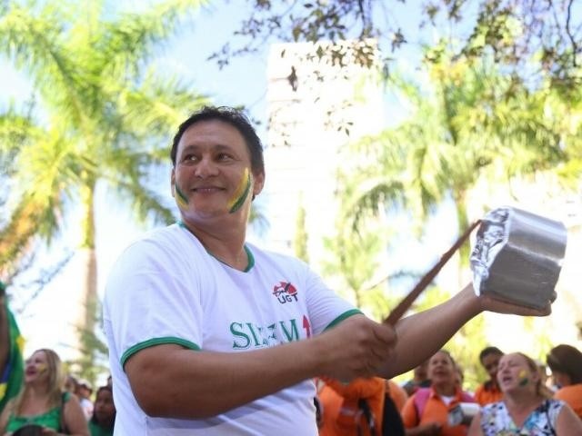 Marcos Tabosa faz barulho em manifestação em frente à Prefeitura em 2016