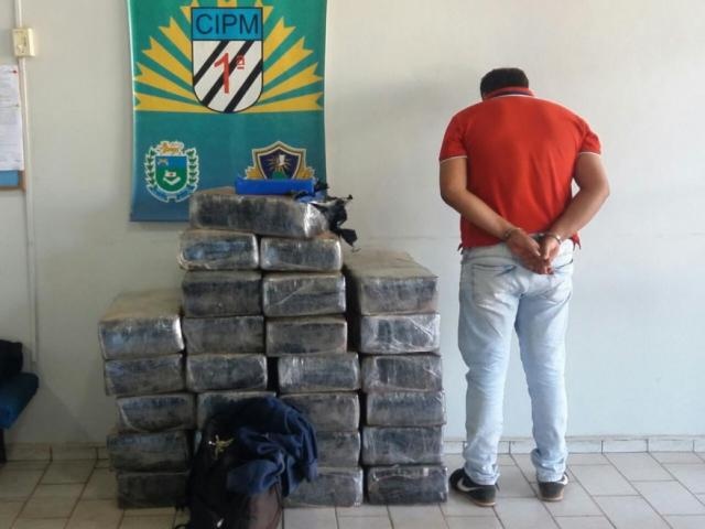 Traficante ao lado dos tabletes de droga que transportada no veículo