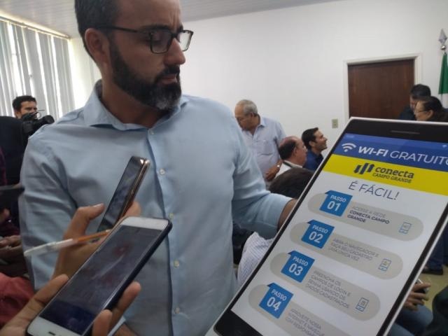Diretor da Agetec, Paulo Fernando Cardoso, mostra passo a passo para se conectar à rede
