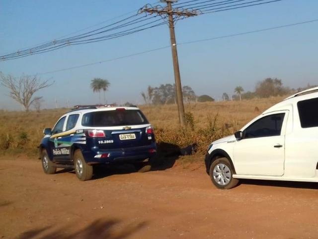 Viatura da Polícia Militar e carro de funerária em local onde corpo de adolescente foi encontrado