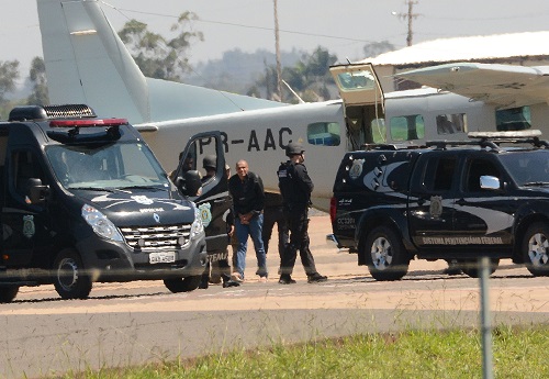 Adélio Bispo desembarca no aeroporto da Capital, após ser transferido no ano passado
