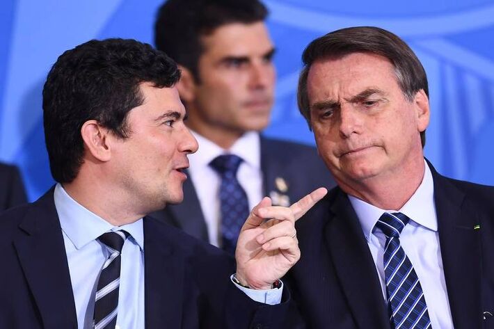 O presidente Jair Bolsonaro (PSL), em conversa com o ministro Sergio Moro (Justiça)