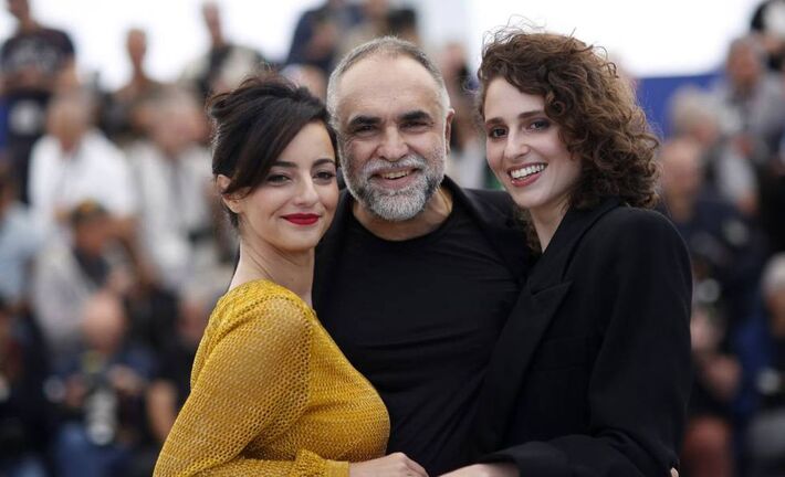 Karim Ainouz entre Julia Stockler e Carol Duarte, que atuam em 'A Vida Invisível de Eurídice Gusmão