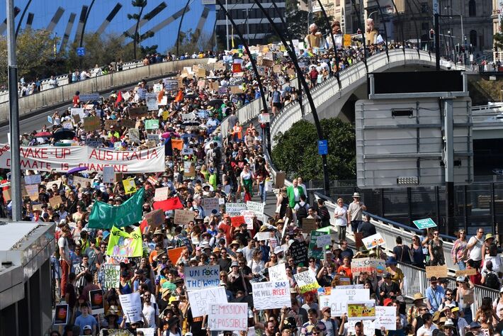 Greve pelo Clima: na Austrália, manifestantes cruzam a ponte Victoria, em Brisbane