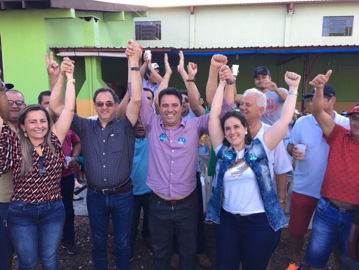 André Luíz Nezzi de Carvalho comemora com correligionários a vitória na eleição suplementar