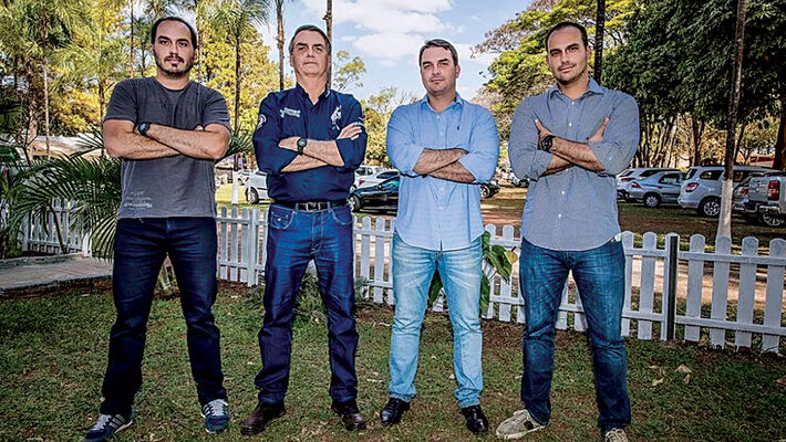 Da esquerda para a direita: Carlos, Jair, Flávio e Eduardo Bolsonaro