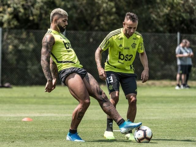 Gabriel e Rafinha brincam com a bola durante treino em Viamão