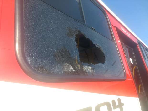 Janela de ônibus que foi atingido pela pedra