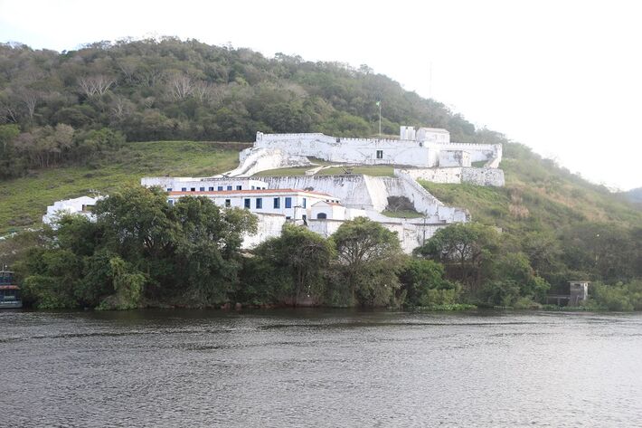 O Forte Novo de Coimbra, também referido como Forte de Nova Coimbra, Forte de Coimbra e Forte Portocarrero, localiza-se na margem direita do rio Paraguai