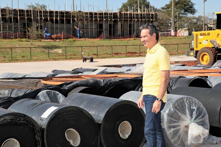 O prefeito de Campo Grande, Marquinhos Trad (PSD), em vistoria do emborrachamento realizado na quadra de esportes do Parque Ayrton Senna.