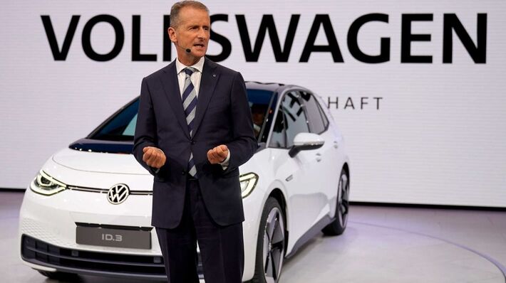Herbert Diess, presidente executivo do grupo Volkswagen, na apresentação do elétrico ID, no Salão Automóvel de Frankfurt, na Alemanha. (EPA/RONALD WITTEK)