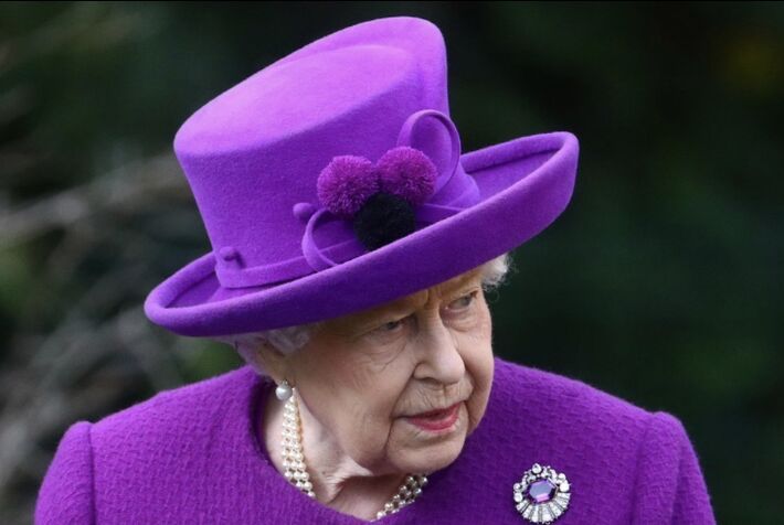 A rainha Elizabeth II em visita a indústrias nesta quarta-feira (6)