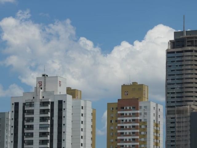 Poucas nuvens e céu azul brilhando com sol forte; às 6h desta sexta-feira (22), calorão já era sentido em Campo Grande